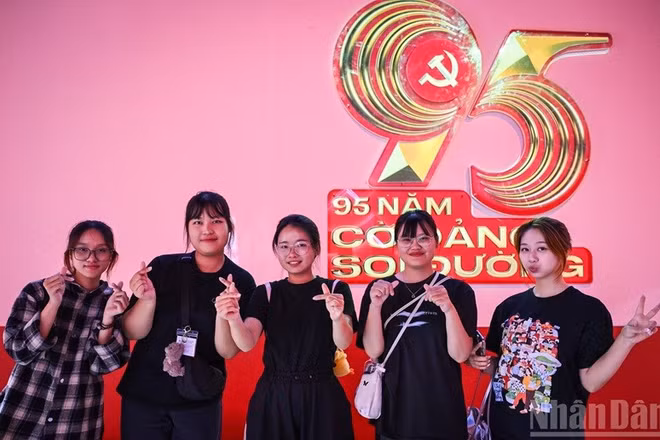 Thế hệ trẻ ngày càng quan tâm và muốn tìm về lịch sử.