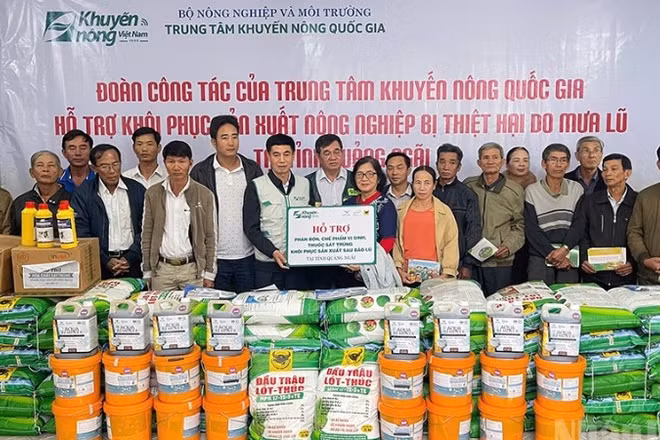 Trung tâm Khuyến nông quốc gia hỗ trợ nông dân tỉnh Quảng Ngãi phân bón, chế phẩm vi sinh, thuốc sát trùng để khôi phục sản xuất sau bão lũ.