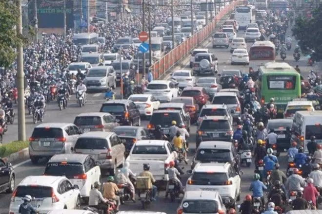 Các phương tiện lưu thông chen chúc tại các quốc lộ ra vào cửa ngõ Thành phố Hồ Chí Minh. (Ảnh: THẾ ANH)