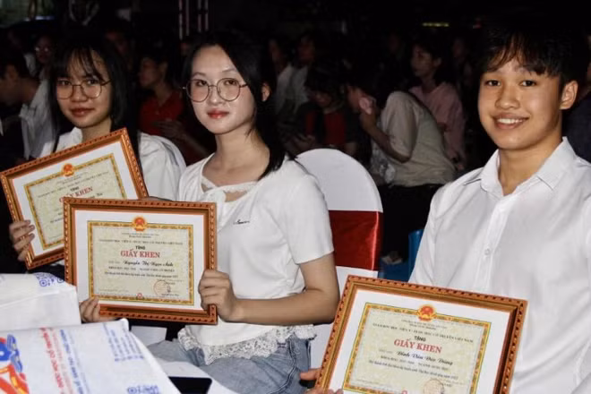 Ba thủ khoa đầu vào của ba ngành: Y khoa, y học cổ truyền và dược học.