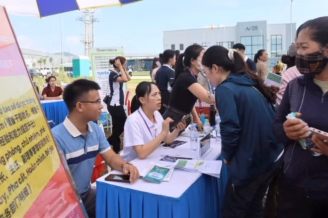 Người lao động tìm hiểu việc làm tại ngày hội giới thiệu, tư vấn việc làm ở Khu Công nghiệp WHA.
