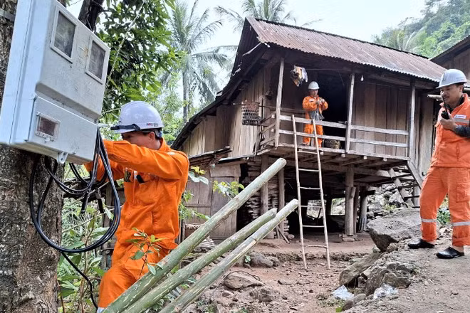 Công ty Điện lực Nghệ An nỗ lực đưa điện về các bản biên giới xa xôi, địa hình chia cắt mạnh.