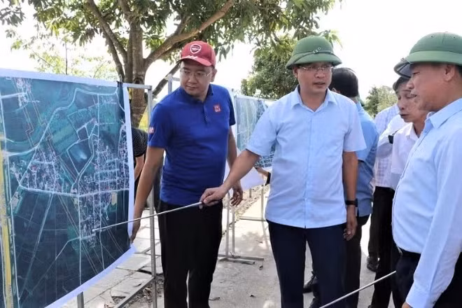Lãnh đạo xã Hưng Nguyên báo cáo về công tác giải phóng mặt bằng dự án đường sắt tốc độ cao trục bắc-nam. (Ảnh: CTV)