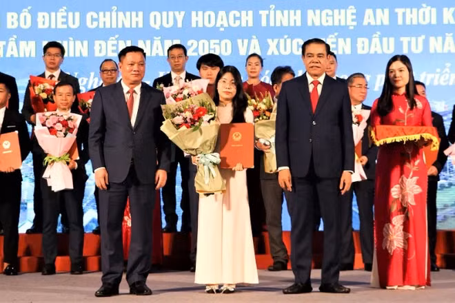 Tại hội nghị, lãnh đạo tỉnh Nghệ An đã trao Quyết định đầu tư, giấy chứng nhận đăng ký đầu tư và Biên bản ghi nhớ thỏa thuận hợp tác đầu tư cho 25 dự án tiêu biểu.