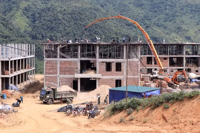 Đến nay, Dự án Trường phổ thông dân tộc nội trú liên cấp tiểu học và trung học cơ sở Na Ngoi có 4 trong tổng số 16 dãy nhà chính được hoàn thành, còn lại 12 hạng mục đang triển khai hoàn thiện.