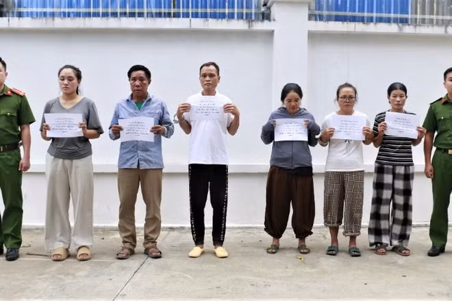 Các đối tượng bị bắt giữ. (Ảnh: HẬU HẠNH)