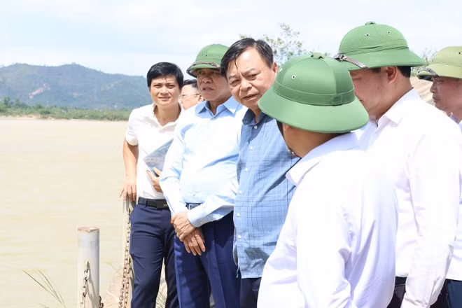 Thứ trưởng Nông nghiệp và Môi trường Nguyễn Hoàng Hiệp cùng lãnh đạo Ủy ban nhân dân tỉnh Nghệ An và các thành viên Đoàn công tác kiểm tra hiện trường khu vực cống Nam Đàn 2. (Ảnh: KIM OANH)