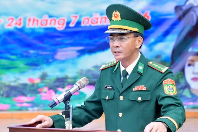 Đại tá Hồ Quyết Thắng, Phó Chỉ huy trưởng kiêm Tham mưu trưởng Bộ đội Biên phòng tỉnh Nghệ An chỉ đạo lễ ra quân.