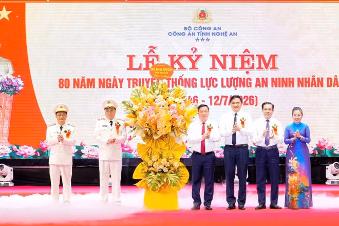 Thường trực Tỉnh ủy Nghệ An tặng hoa chúc mừng Công an Nghệ An nhân kỷ niệm 80 năm Ngày truyền thống lực lượng An ninh nhân dân.