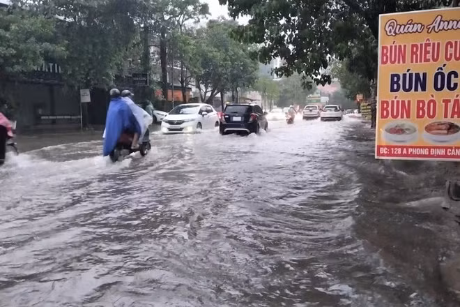 Nhiều tuyến phố trên địa bàn các phường Trường Vinh, Thành Vinh (Nghệ An) bị ngập nặng nếu có mưa lớn kéo dài. (Ảnh tư liệu)