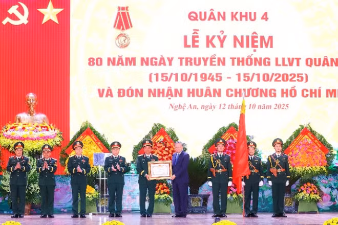 Tổng Bí thư Tô Lâm trao tặng Huân chương Hồ Chí Minh cho Quân khu 4.