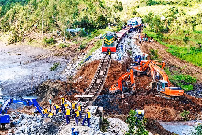 Ngành đường sắt tập trung nhân lực khắc phục vị trí sạt lở trôi nền đường trên địa bàn Đắk Lắk khiến ray đường sắt treo lơ lửng trên không.