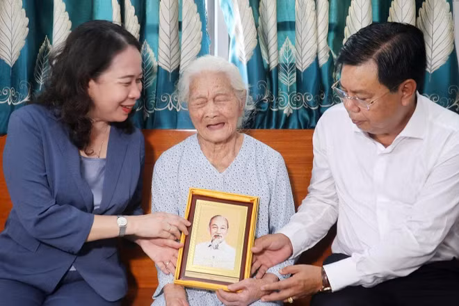 Đồng chí Võ Thị Ánh Xuân thăm, tặng quà Mẹ Việt Nam Anh hùng Nguyễn Thị Hến.
