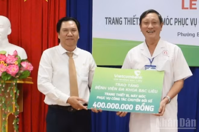 Giám đốc Vietcombank Chi nhánh Bạc Liêu trao tặng trang thiết bị y tế phục vụ công tác chuyển đổi số cho bác sĩ chuyên khoa 2 Mã Quốc Thiện, Giám đốc Bệnh viện đa khoa Bạc Liêu, tỉnh Cà Mau.
