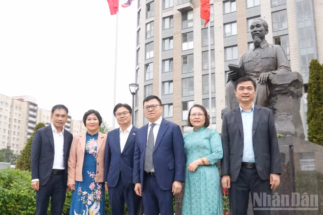 Đoàn công tác Báo Nhân Dân dâng hoa tại Tượng đài Chủ tịch Hồ Chí Minh ở Saint Petersburg.