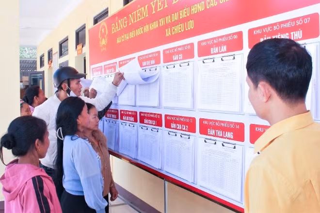 Cử tri xã Chiêu Lưu xem danh sách cử tri được niêm yết tại trụ sở xã. (Ảnh: MAI HOA)