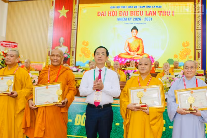 Đồng chí Hồ Thanh Thủy, Phó Bí thư Tỉnh ủy, Chủ tịch Ủy ban Mặt trận Tổ quốc Việt Nam tỉnh Cà Mau trao bằng khen của Ủy ban nhân dân tỉnh tặng Ban Trị sự Giáo hội Phật giáo Việt Nam tỉnh Cà Mau.