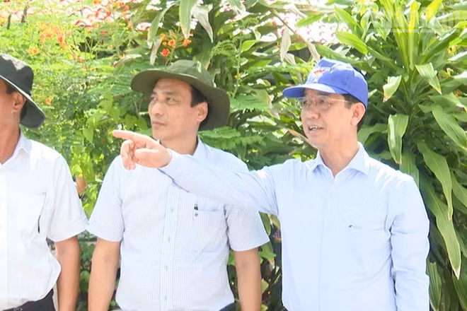 Đồng chí Hồ Thanh Thủy, Phó Bí thư Tỉnh ủy Cà Mau (bìa phải) và đồng chí Hồ Văn Linh (giữa), Bí thư Đảng ủy xã Hòa Bình kiểm tra thực tế tại cống Cái Tràm (xã Hòa Bình).