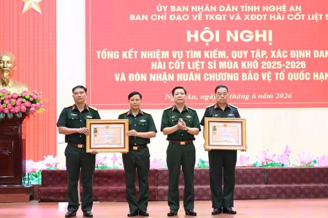 Đội Quy tập Bộ Chỉ huy Quân sự tỉnh Nghệ An vinh dự đón nhận Huân chương Bảo vệ Tổ quốc hạng Ba.