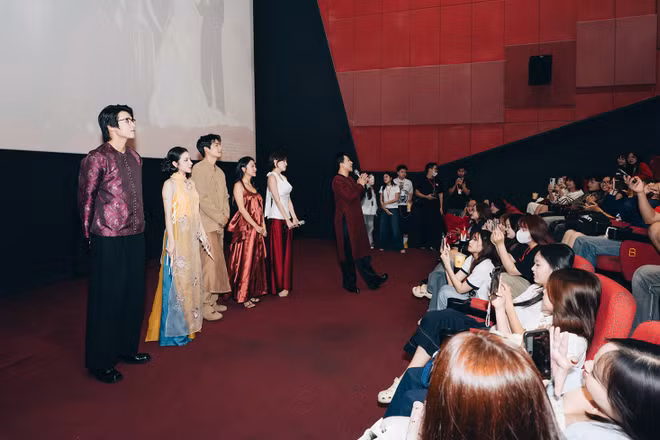 Đoàn làm phim giao lưu với khán giả tại rạp Lotte Ninh Kiều, Cần Thơ. (Ảnh: Galaxy Studio)