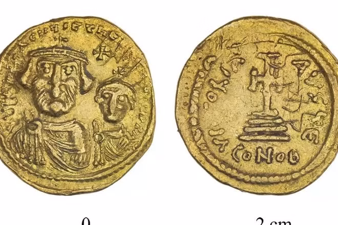 Những đồng tiền vàng hiếm có niên đại thời Byzantine được phát hiện tại di chỉ khảo cổ Hyrcania ở phía bắc sa mạc Judea. (Ảnh của COGAT)