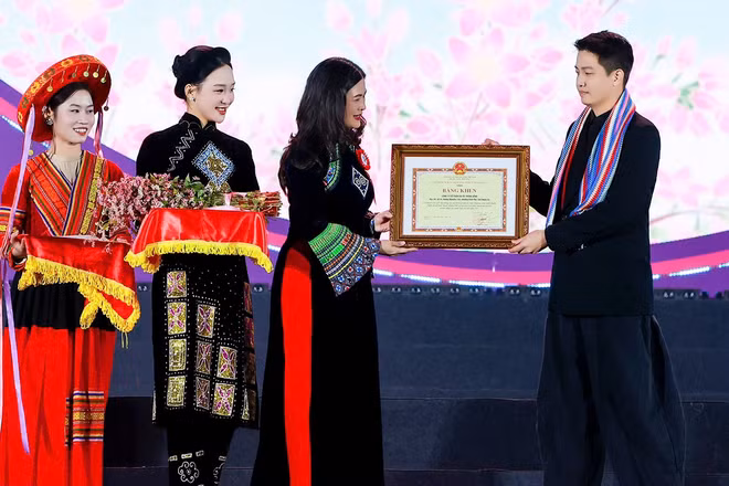 Phó Chủ tịch Ủy ban nhân dân tỉnh Tuyên Quang Vương Ngọc Hà trao Bằng khen cho Mayogu, đơn vị đồng hành cùng Lễ hội Hoa tam giác mạch. (Ảnh: Ban tổ chức)