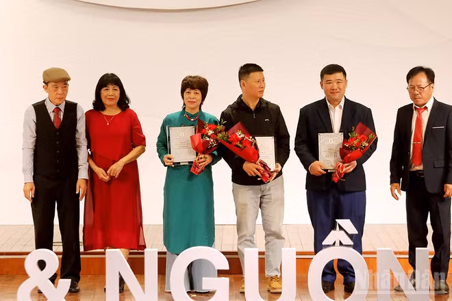 Ba tác giả giành giải A của cuộc thi. (Ảnh: KHIẾU MINH)