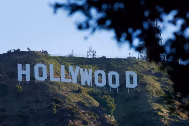 Giới biên kịch đạt thỏa thuận lịch sử với các hãng phim Hollywood.