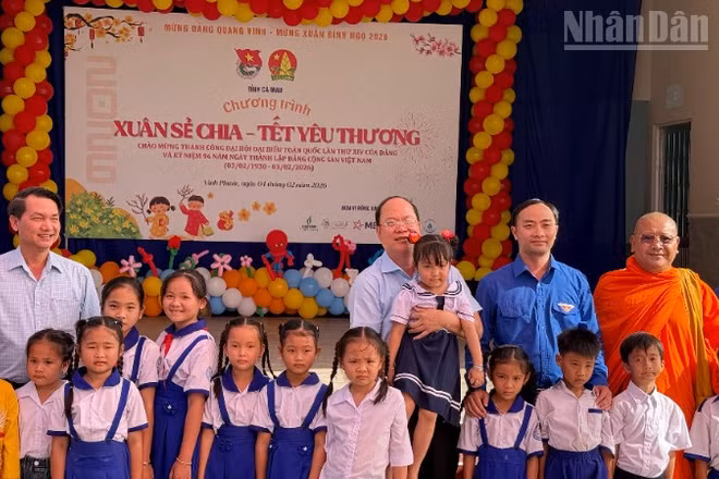 Đồng chí Nguyễn Hồ Hải (đứng giữa, đeo kính), Ủy viên Trung ương Đảng, Bí thư Tỉnh ủy Cà Mau dự Chương trình "Tết sum vầy - Xuân ơn Đảng" tại xã Vĩnh Phước.