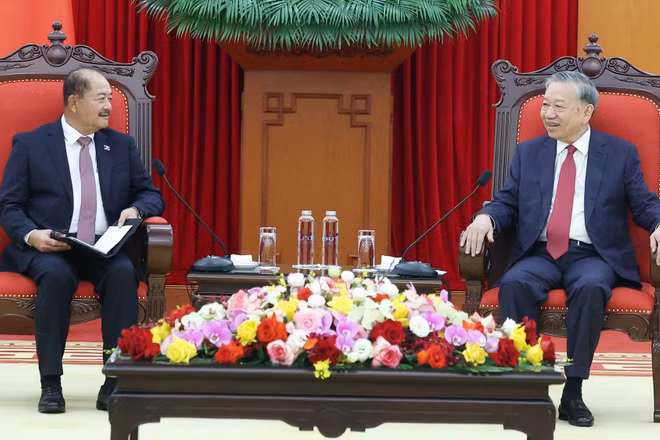 Tổng Bí thư Tô Lâm tiếp đồng chí Kikeo Khaykhamphithoune, Ủy viên Bộ Chính trị, Phó Thủ tướng Lào, Trưởng Đoàn đại biểu Cấp cao Đảng Nhân dân Cách mạng Lào sang dự Hội thảo lý luận lần thứ 12 giữa Đảng Cộng sản Việt Nam và Đảng Nhân dân cách mạng Lào. (Ảnh: TTXVN)