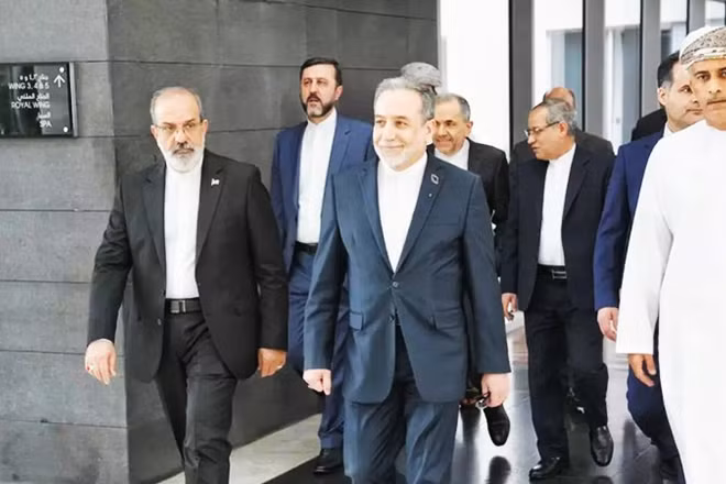 Bộ trưởng Ngoại giao Abbas Araghchi (giữa) và phái đoàn đàm phán Iran tại Oman. Ảnh: AP