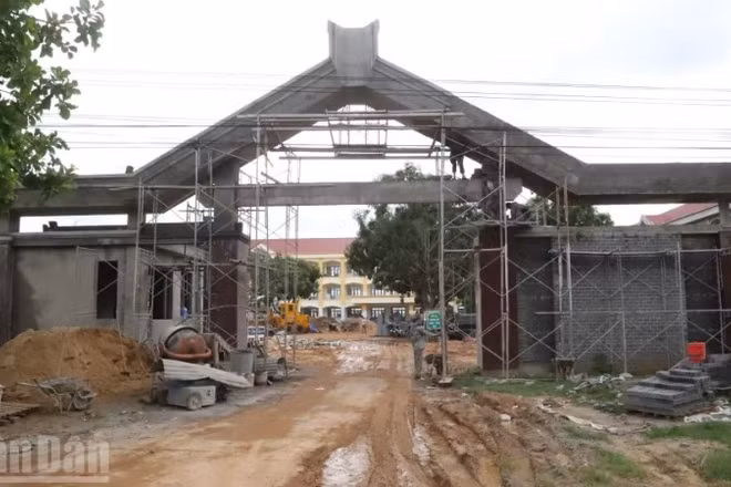 Cổng Trường phổ thông nội trú liên cấp tiểu học và trung học cơ sở xã biên giới Ia Lốp, tỉnh Đắk Lắk đang trong quá trình hoàn thiện.
