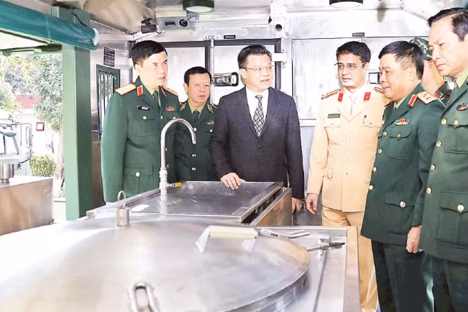 Thủ trưởng Tổng cục Hậu cần-Kỹ thuật và các đại biểu tham quan xe bếp tự hành tại Hội nghị sơ kết Phong trào thi đua “Ngành hậu cần Quân đội làm theo lời Bác Hồ dạy” giai đoạn 2020-2025. (Ảnh: QUỲNH HƯƠNG)