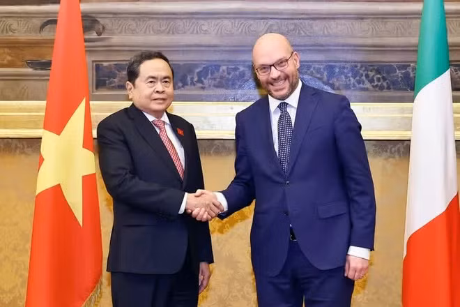 Chủ tịch Quốc hội Trần Thanh Mẫn và Chủ tịch Hạ viện Italy Lorenzo Fontana chụp ảnh chung. (Ảnh: Doãn Tấn/TTXVN) 