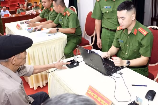 Xác nhận thông tin thân nhân liệt sĩ tại điểm lấy mẫu ADN Công an tỉnh Tuyên Quang. (Ảnh: ĐỨC THẮNG)