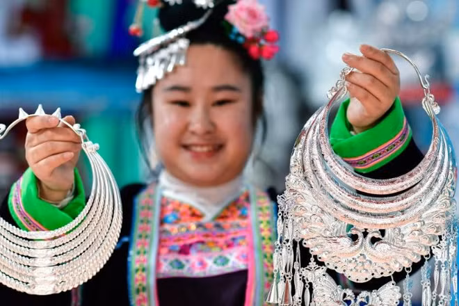 Trang sức bạc tại tỉnh Quý Châu, tây nam Trung Quốc, ngày 21/4/2026. (Ảnh: Xinhua)