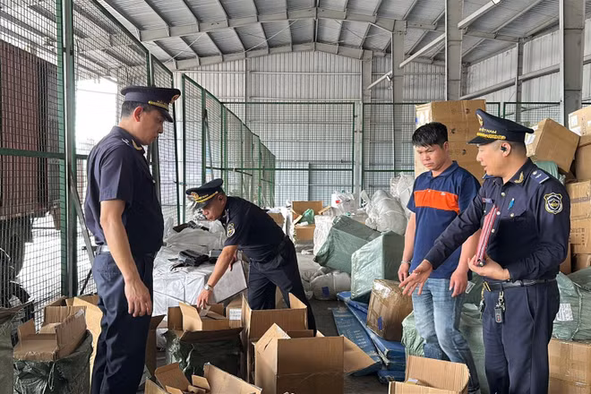 Cán bộ Hải quan tiến hành thu giữ hàng giả, hàng vi phạm sở hữu trí tuệ.