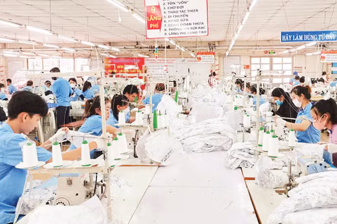 Sản xuất hàng may mặc xuất khẩu tại Tổng công ty cổ phần Dệt may Hòa Thọ.