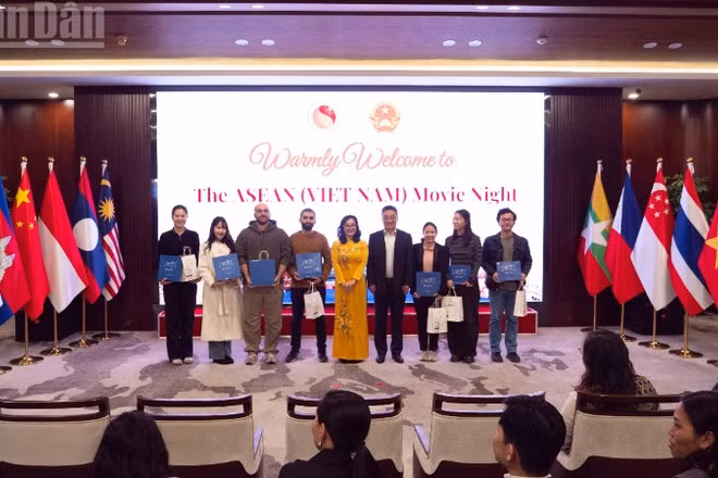 Đại sứ quán Việt Nam tại Trung Quốc và Trung tâm Trung Quốc-ASEAN tặng quà khán giả.