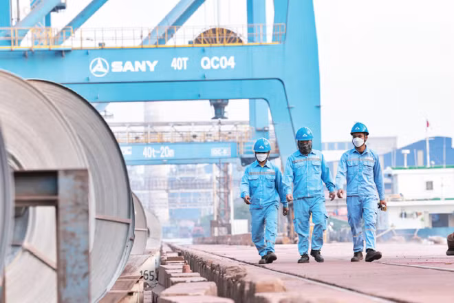 Công nhân làm việc tại Công ty thép Hòa Phát. (Ảnh: HẢI NGUYỄN)