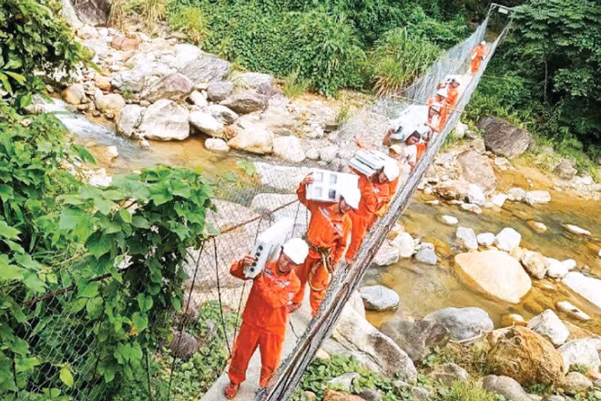Nỗ lực đưa điện đến các bản làng vùng sâu ở xã Trà Tập.
