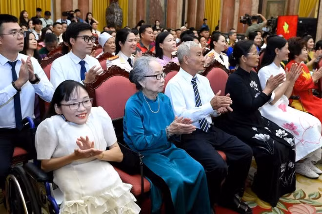 Các đại biểu tham dự buổi gặp mặt 100 điển hình tiên tiến trong chương trình “Việc tử tế” của Đài Truyền hình Việt Nam, nhân dịp kỷ niệm 78 năm Ngày Bác Hồ ra Lời kêu gọi Thi đua ái quốc. (Ảnh: ĐĂNG KHOA)