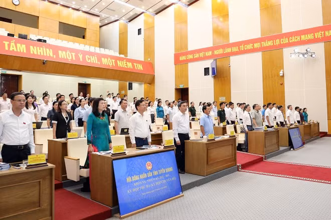 Đại biểu Hội đồng nhân dân tỉnh Tuyên Quang thực hiện nghi thức chào cờ.