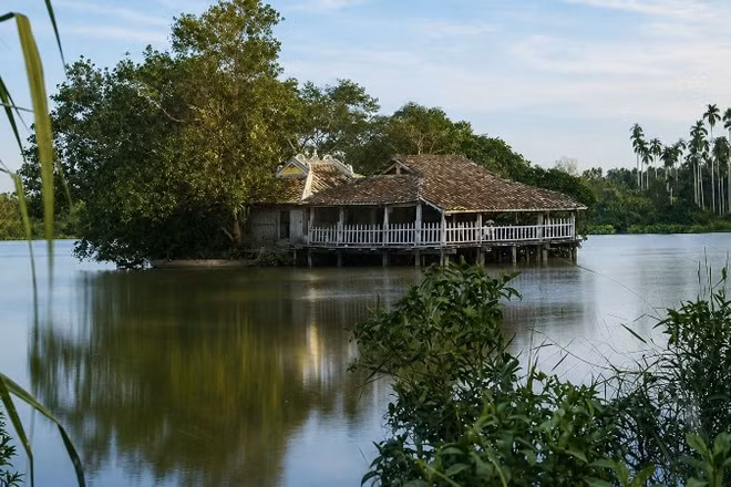 Miếu Nổi Phù Châu là điểm nhấn văn hóa trong không gian văn hóa, kinh tế di sản và du lịch đường thủy sông Vàm Thuật. (Ảnh: Ban tổ chức tọa đàm)