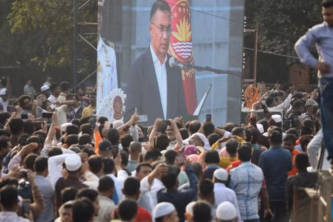 Người dân Bangladesh chứng kiến qua màn hình Lễ nhậm chức của Thủ tướng đắc cử Tarique Rahman tại Tòa nhà Quốc hội ở Thủ đô Dhaka, Bangladesh, ngày 17/2/2026. (Ảnh: Xinhua)
