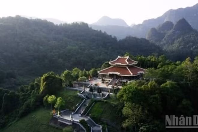 Đền thờ Chủ tịch Hồ Chí Minh linh thiêng, "ngự" trên đỉnh một ngọn đồi cao. (Ảnh: SƠN TÙNG)