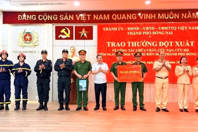 Phó Bí thư Thành ủy, Chủ tịch Ủy ban nhân dân thành phố Đồng Nai Nguyễn Văn Út trao thưởng cho đại diện các đơn vị. (Ảnh: Công an thành phố Đồng Nai)