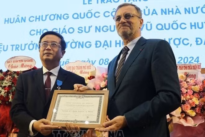 Giáo sư, Tiến sĩ Nguyễn Vũ Quốc Huy trong Lễ đón nhận Huân chương Công trạng quốc gia, tước Hiệp sĩ, ghi nhận những đóng góp trong thúc đẩy hợp tác y tế và giáo dục giữa Việt Nam và Pháp.