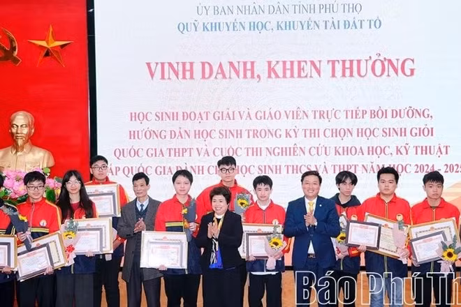 Khen thưởng các học sinh đạt thành tích cao trong các kỳ thi quốc gia. (Ảnh: Lê Minh, Báo và Phát thanh truyền hình Phú Thọ).