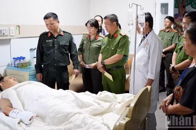 Đại tá Đậu Xuân Bảo, Phó Giám đốc Công an tỉnh Lâm Đồng thăm hỏi, động viên Thiếu tá Phạm Nguyễn Đức Lâm.